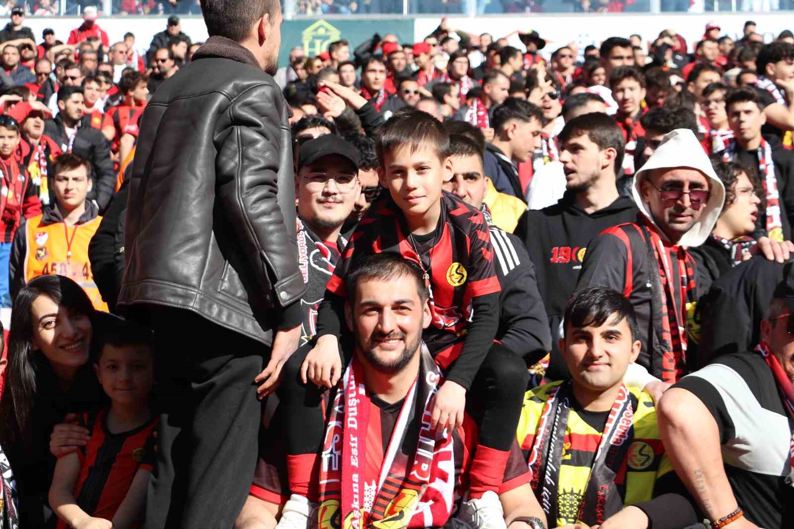 eskisehirspor tribunlerinden ispanyaya selam 1 zhhktMik