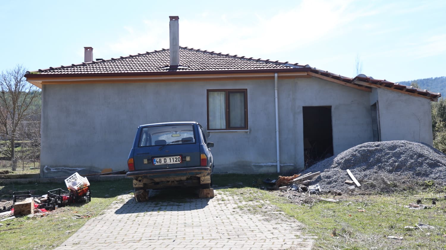 Eşlerin ölümle biten bıçaklı kavgasının ardından olayın yaşandığı ev sessizliğe büründü 7 eslerin olumle biten bicakli kavgasinin ardindan olayin yasandigi ev sessizlige burundu 3 FHGSOkJN