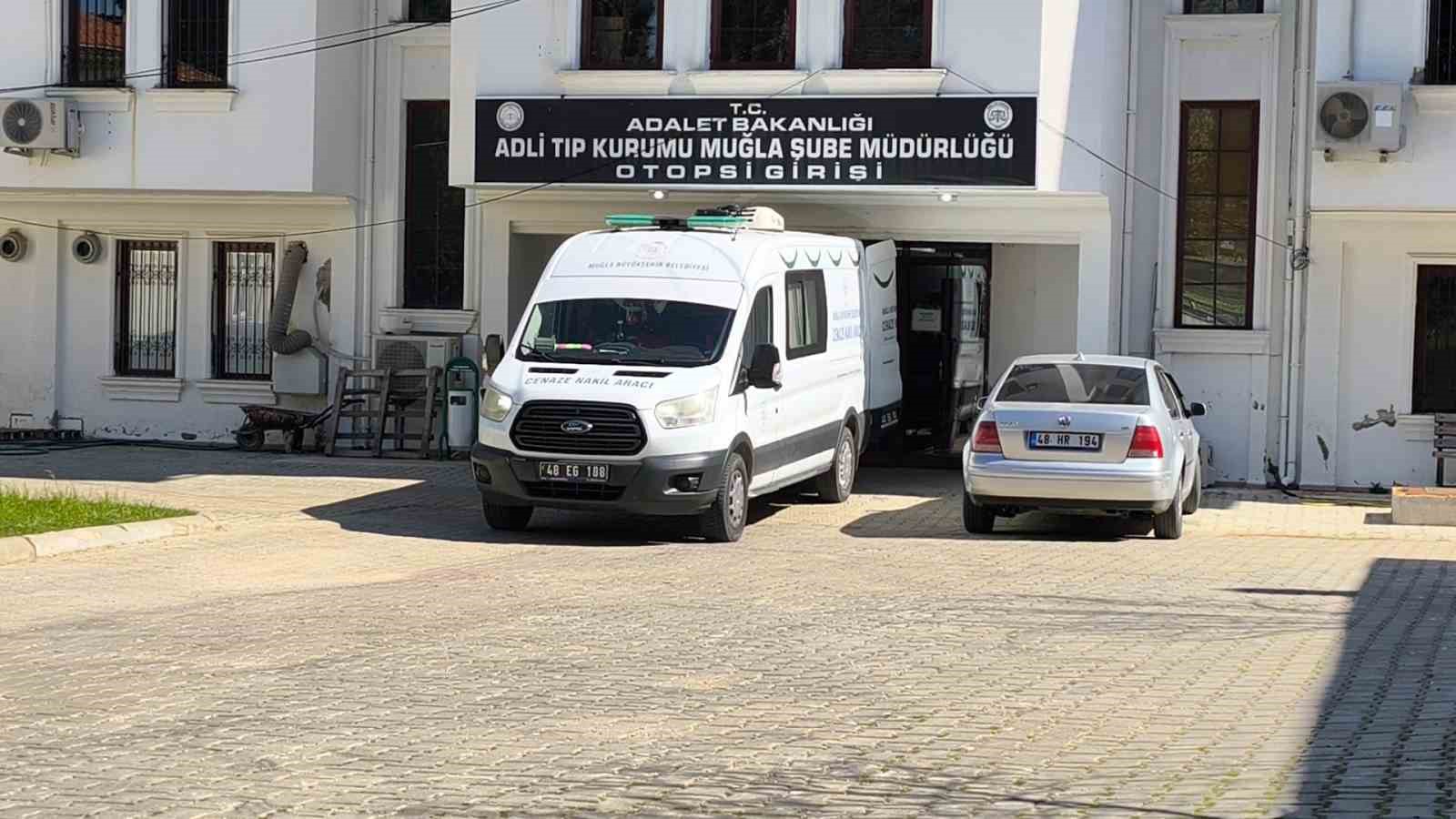 Eşlerin ölümle biten bıçaklı kavgasının ardından olayın yaşandığı ev sessizliğe büründü 8 eslerin olumle biten bicakli kavgasinin ardindan olayin yasandigi ev sessizlige burundu 4 MQnq8aSG