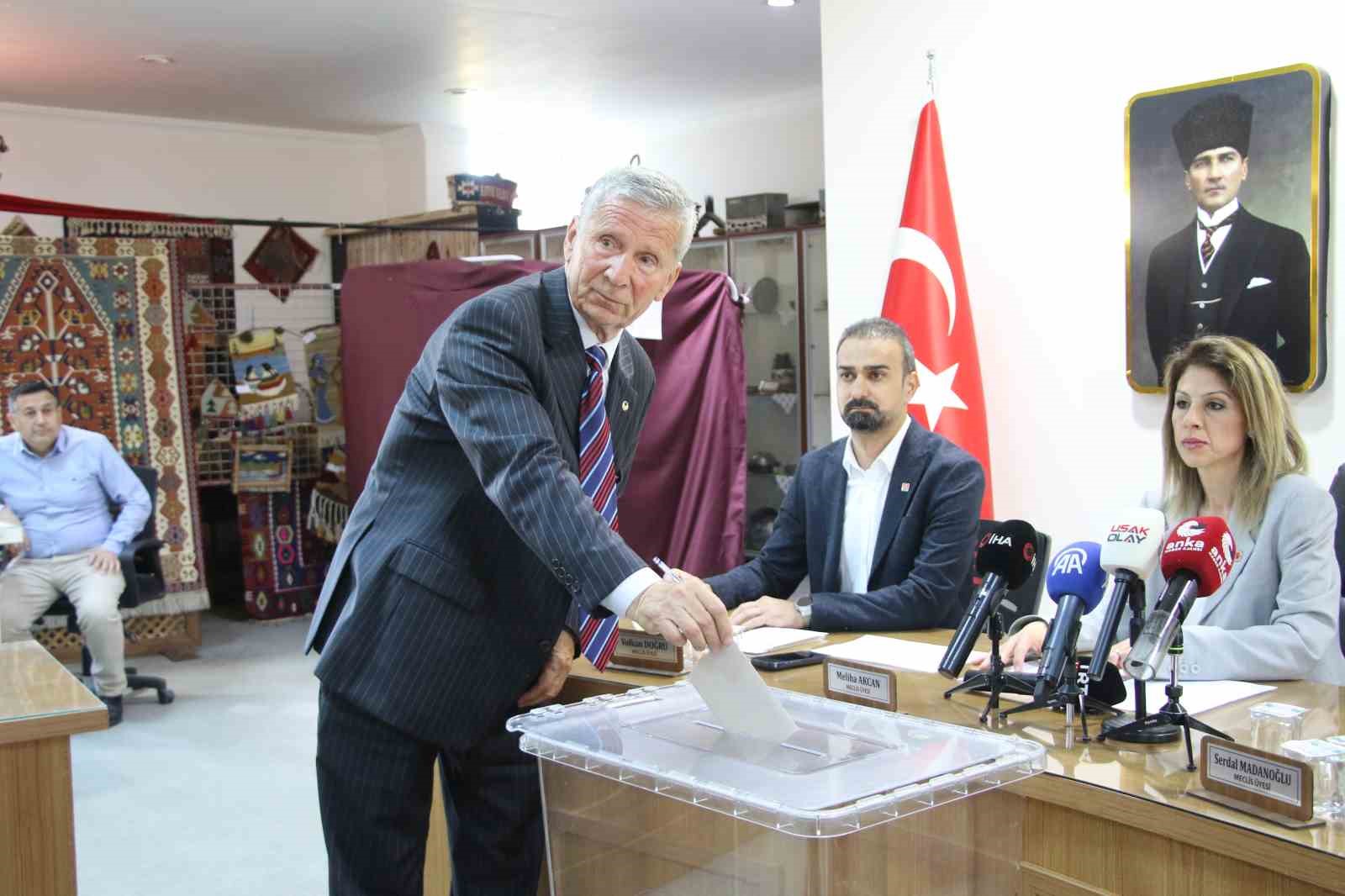 esme belediye baskan vekilligine zeki isik secildi 7