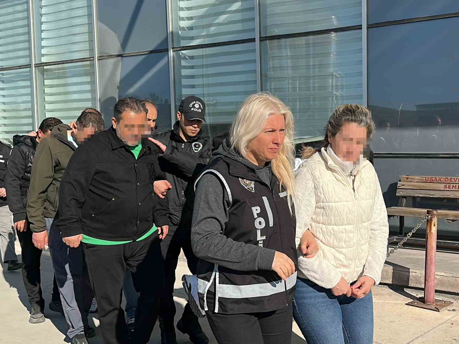 Eşme Belediye Başkanı Tozan ve 5 şüpheli adliyeye sevk edildi 5 esme belediye baskani tozan ve 5 supheli adliyeye sevk edildi 1 EgAkv1w2