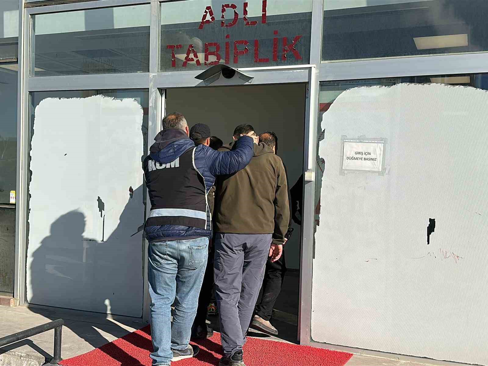 Eşme Belediye Başkanı Tozan ve 5 şüpheli adliyeye sevk edildi 6 esme belediye baskani tozan ve 5 supheli adliyeye sevk edildi 2