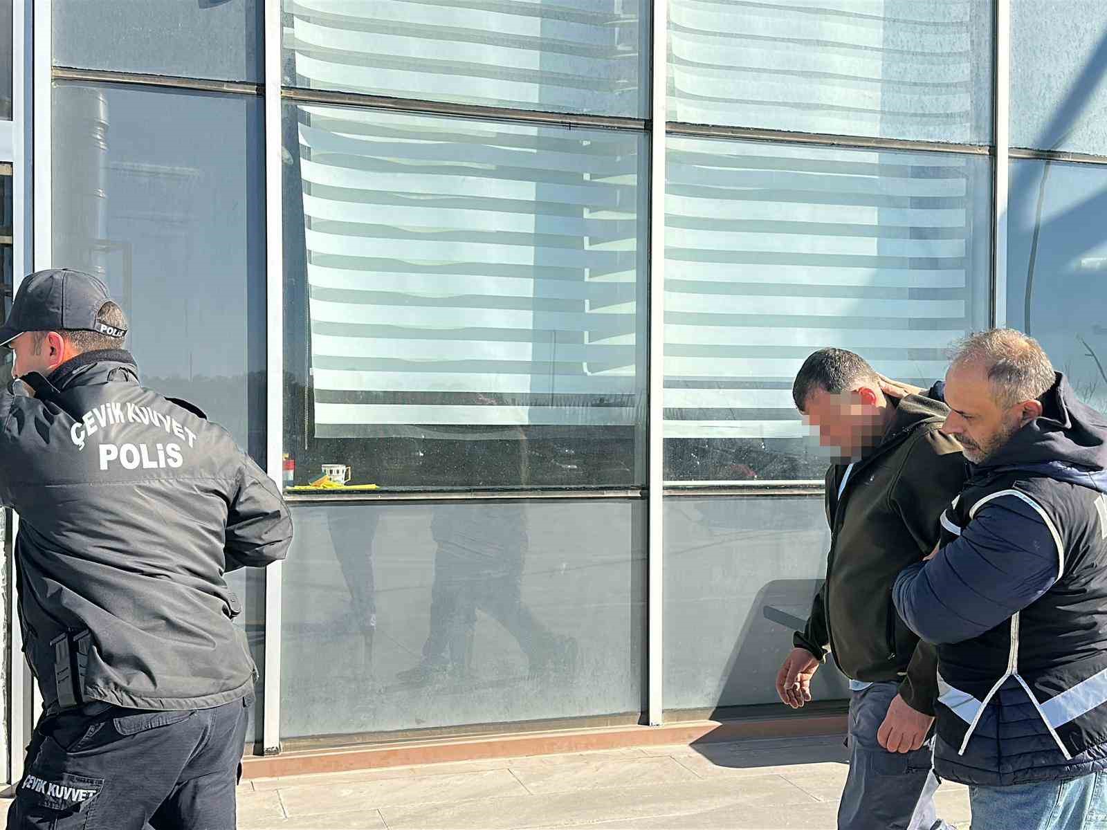 Eşme Belediye Başkanı Tozan ve 5 şüpheli adliyeye sevk edildi 7 esme belediye baskani tozan ve 5 supheli adliyeye sevk edildi 3 TjQNKBhB