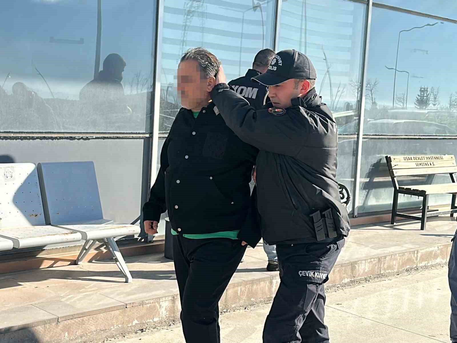 Eşme Belediye Başkanı Tozan ve 5 şüpheli adliyeye sevk edildi 8 esme belediye baskani tozan ve 5 supheli adliyeye sevk edildi 4 DuiZDc7p