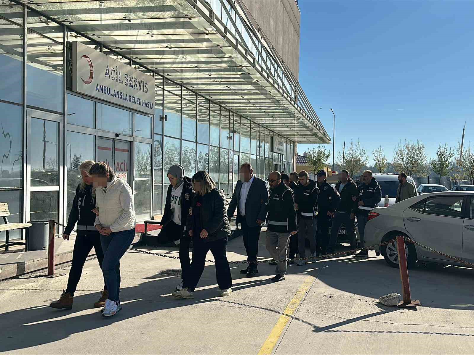 Eşme Belediye Başkanı Tozan ve 5 şüpheli adliyeye sevk edildi 9 esme belediye baskani tozan ve 5 supheli adliyeye sevk edildi 5 398juv8N