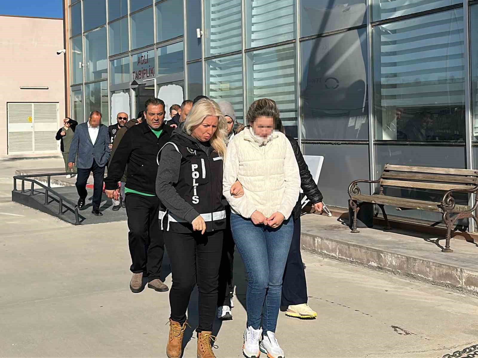 Eşme Belediye Başkanı Tozan ve 5 şüpheli adliyeye sevk edildi 10 esme belediye baskani tozan ve 5 supheli adliyeye sevk edildi 6 zPLjh6VM