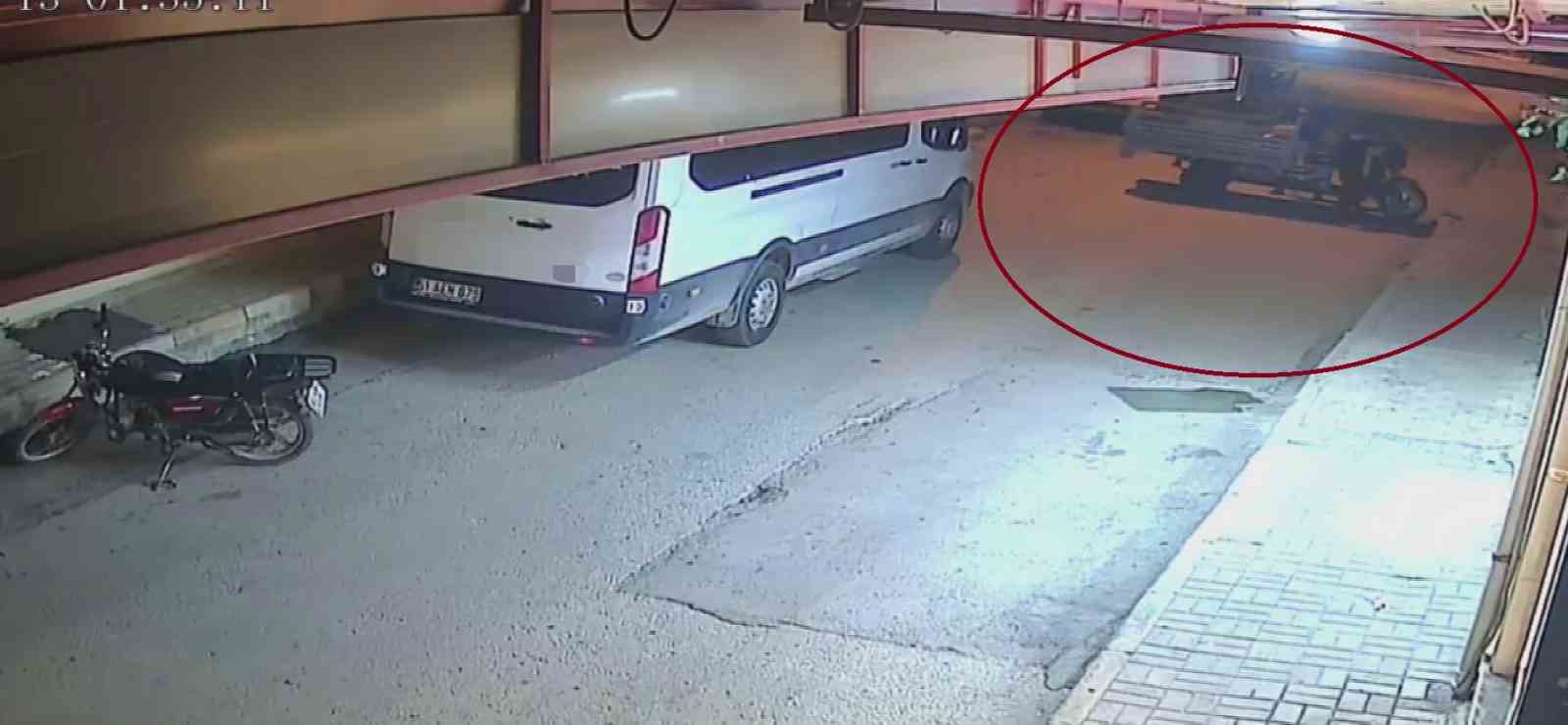 Esnafın motosikletini çalan hırsızlar kamerada 5 esnafin motosikletini calan hirsizlar kamerada 1 aAgJ3lFM