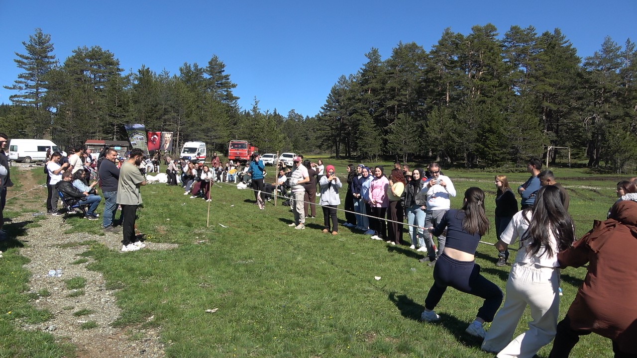 Eşsiz manzaraya sahip yaylada, 19 Mayıs Gençlik Festivali coşkusu 6 essiz manzaraya sahip yaylada 19 mayis genclik festivali coskusu 2 yqul1YFk