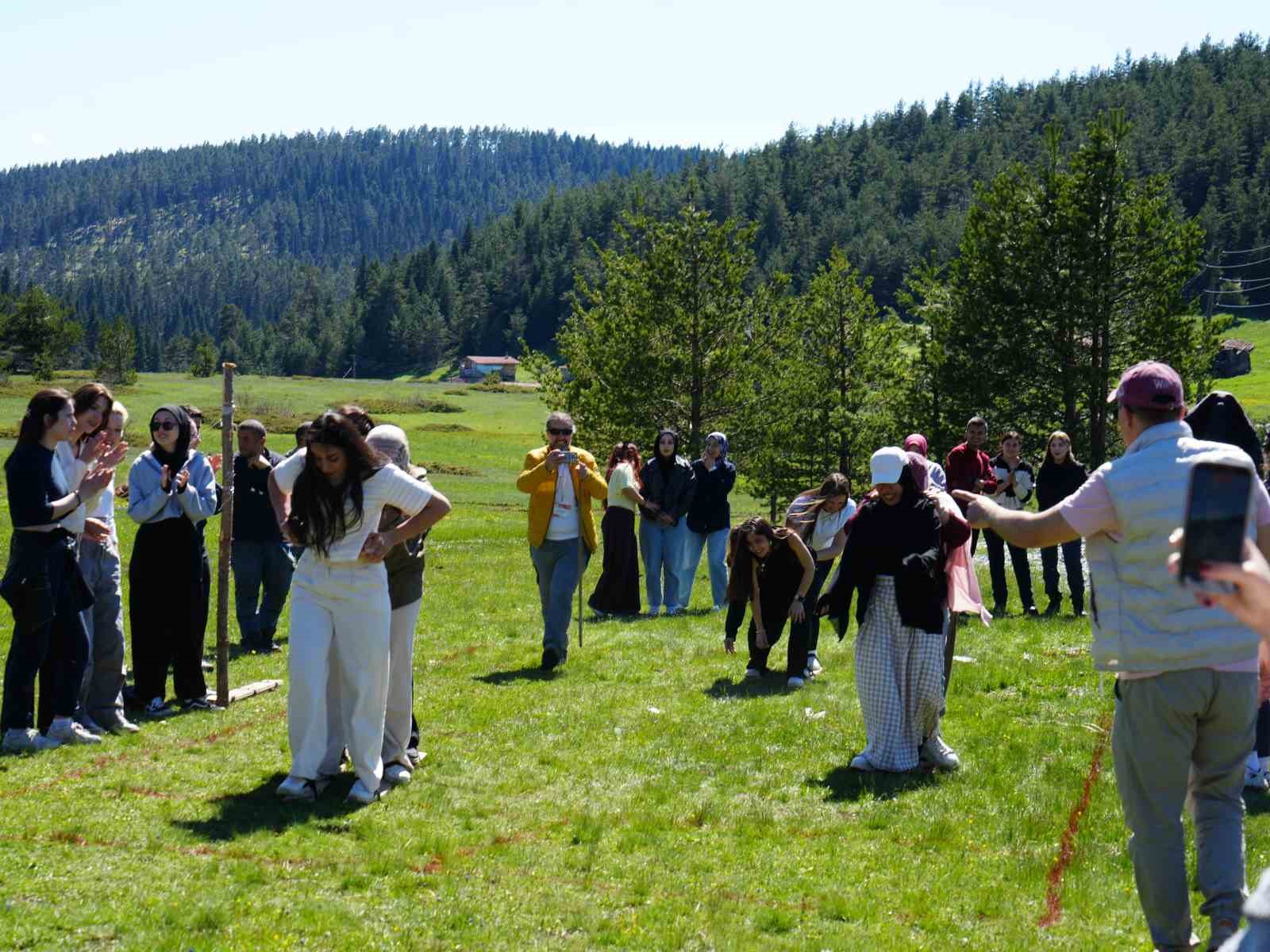Eşsiz manzaraya sahip yaylada, 19 Mayıs Gençlik Festivali coşkusu 7 essiz manzaraya sahip yaylada 19 mayis genclik festivali coskusu 3 qvveTmtl
