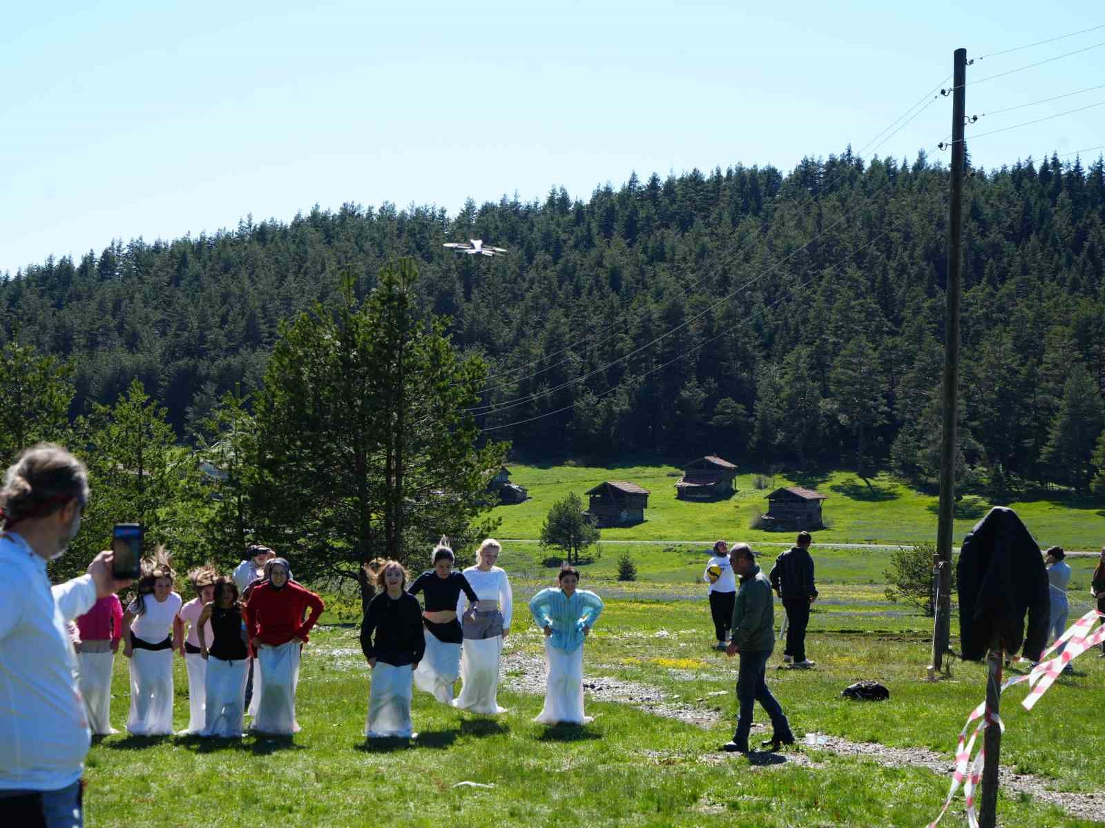 Eşsiz manzaraya sahip yaylada, 19 Mayıs Gençlik Festivali coşkusu 8 essiz manzaraya sahip yaylada 19 mayis genclik festivali coskusu 4 SeZeky18