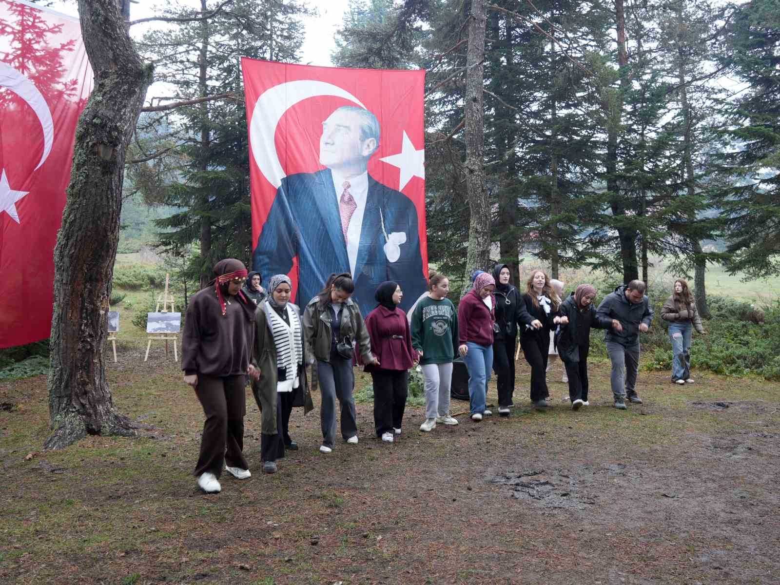 Eşsiz manzaraya sahip yaylada Cumhuriyet Bayramı coşkusu 19 essiz manzaraya sahip yaylada cumhuriyet bayrami coskusu 15 FuhRB3gi