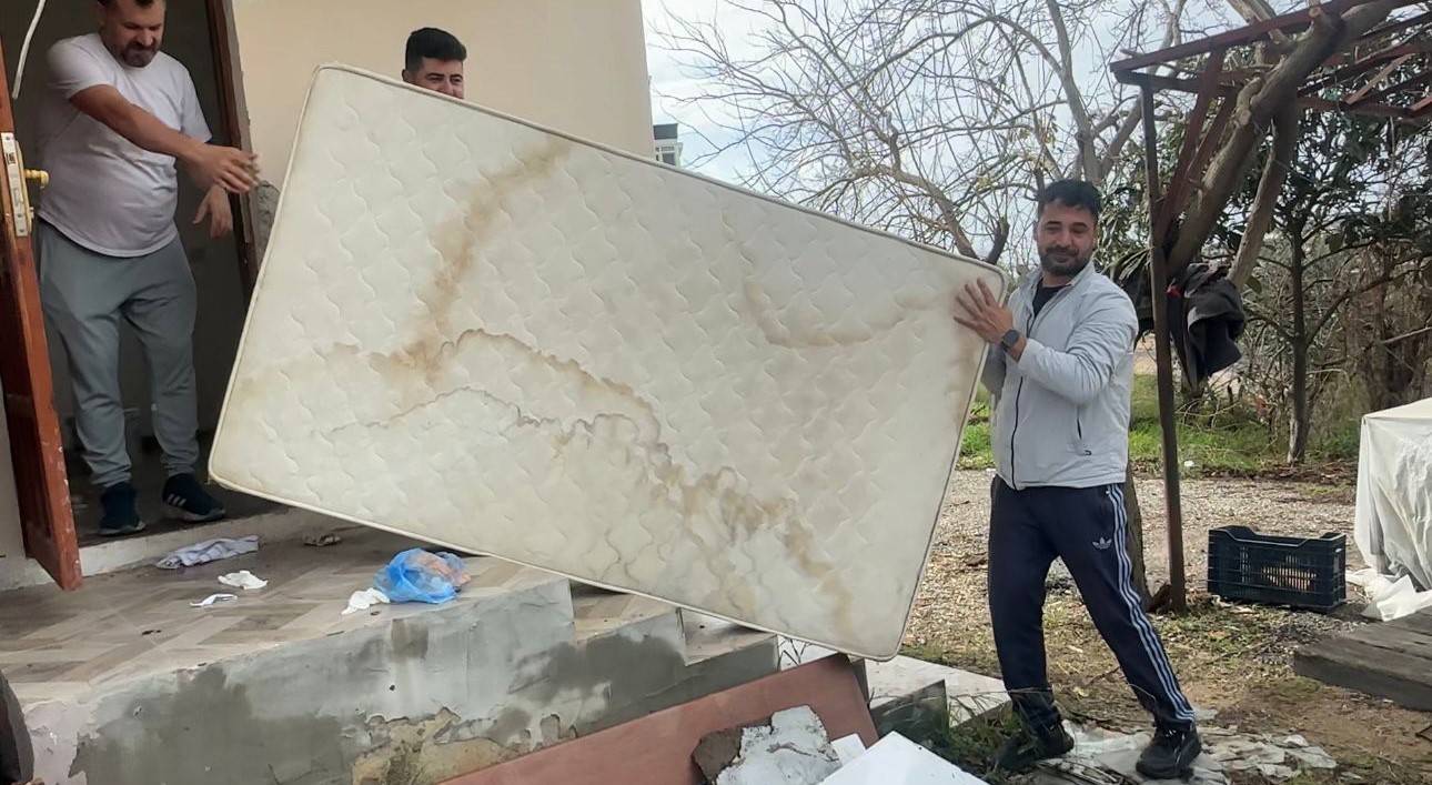 Eşyaları temiz kullanmayan personele sinirlendi, lojmandaki bütün eşyaları çıkartıp yaktı 6 esyalari temiz kullanmayan personele sinirlendi lojmandaki butun esyalari cikartip yakti 2 R9AydeQU