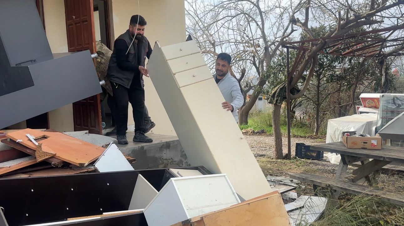 Eşyaları temiz kullanmayan personele sinirlendi, lojmandaki bütün eşyaları çıkartıp yaktı 8 esyalari temiz kullanmayan personele sinirlendi lojmandaki butun esyalari cikartip yakti 4 tpyvWzSu