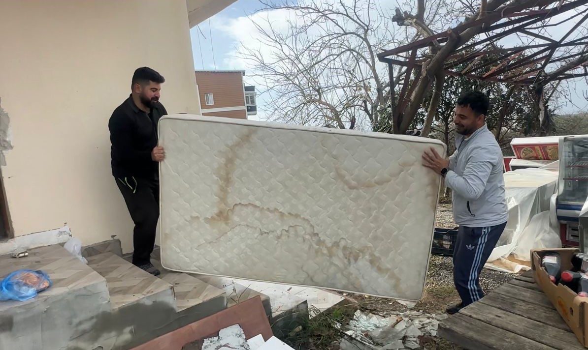 Eşyaları temiz kullanmayan personele sinirlendi, lojmandaki bütün eşyaları çıkartıp yaktı 9 esyalari temiz kullanmayan personele sinirlendi lojmandaki butun esyalari cikartip yakti 5 5H4CGJk3