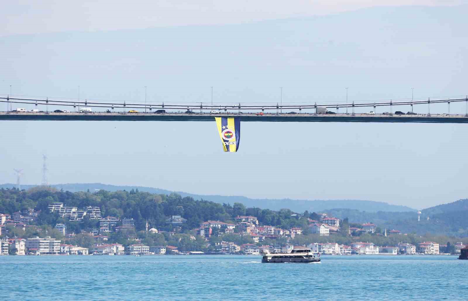 Euroleague şampiyonu olan Fenerbahçe’nin bayrakları köprülere asıldı 4 euroleague sampiyonu olan fenerbahcenin bayraklari koprulere asildi 0 dezIPCZu
