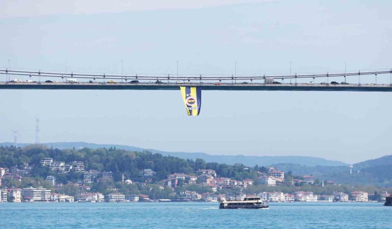 euroleague-sampiyonu-olan-fenerbahcenin-bayraklari-koprulere-asildi-I2RaYHew.jpg