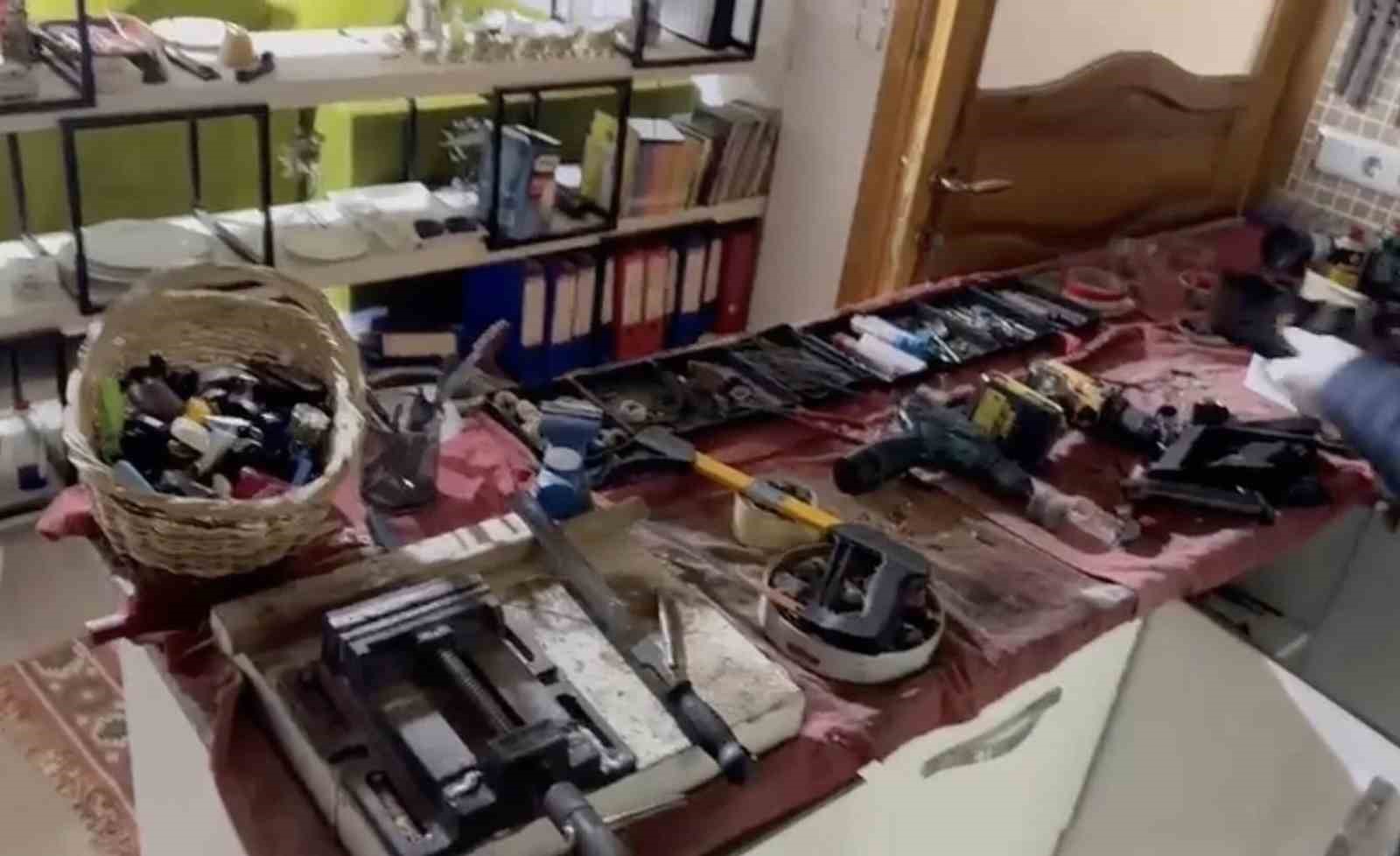 ev deas baglantili silah imalathanesi cikti kokain ve yuzlerce silah parcasi yakalandi 1 dvVf2MjJ