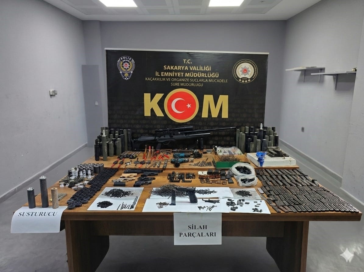 ev deas baglantili silah imalathanesi cikti kokain ve yuzlerce silah parcasi yakalandi 10 8EJXr8AN