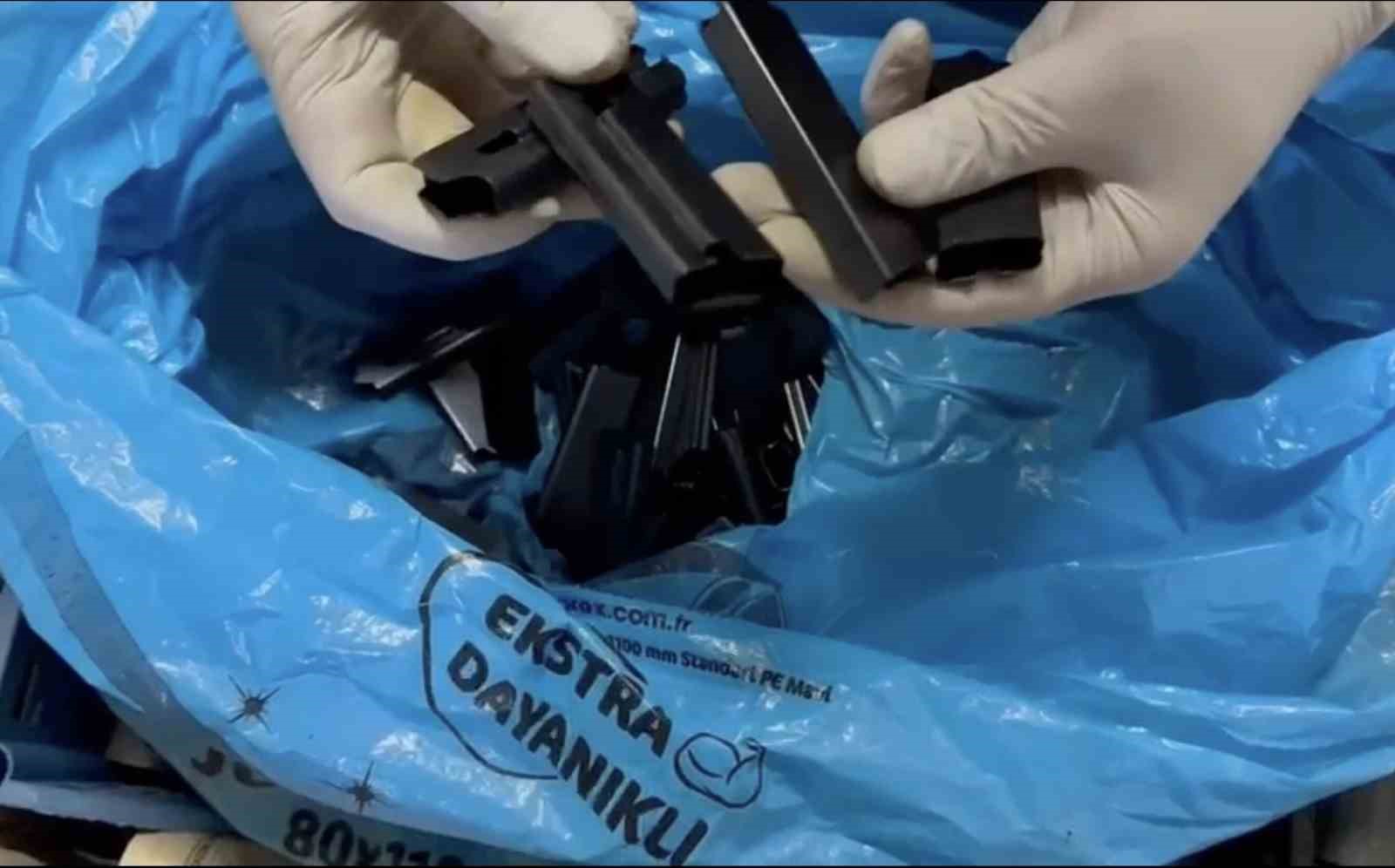 ev deas baglantili silah imalathanesi cikti kokain ve yuzlerce silah parcasi yakalandi 9