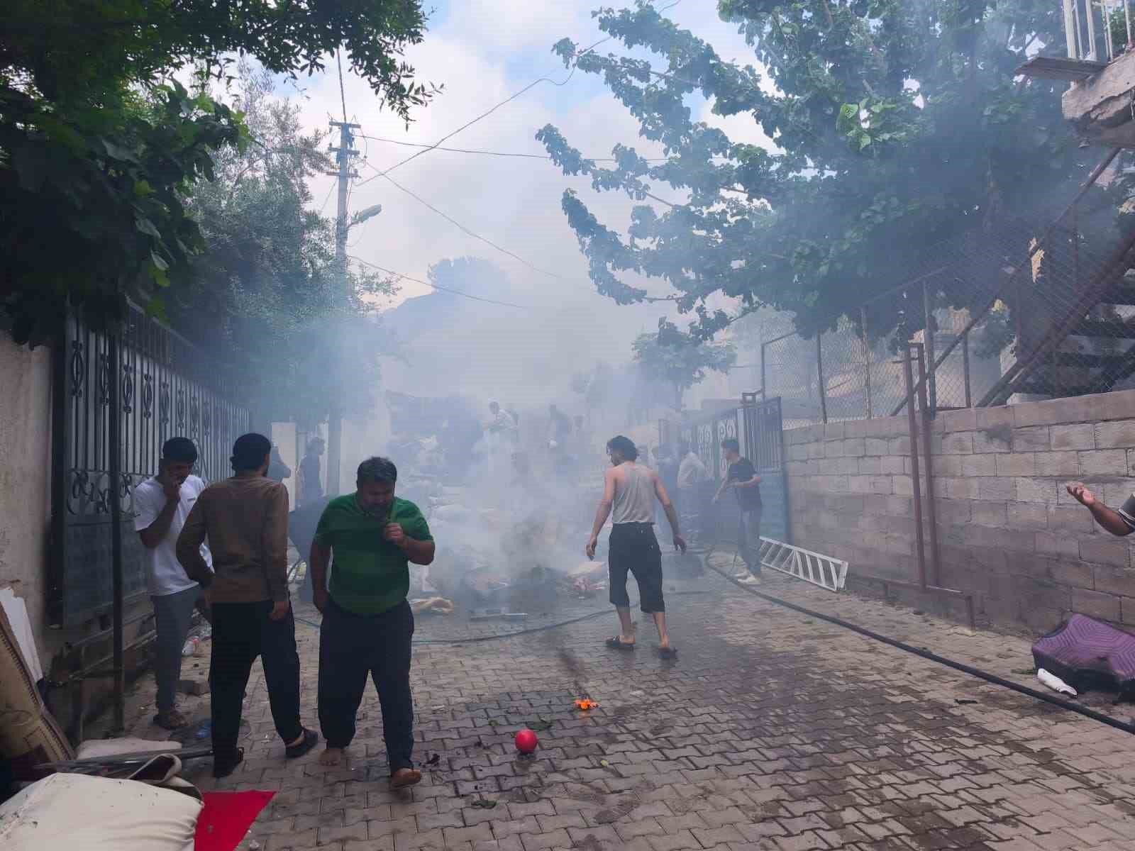 ev esyasi yuklu pikap alevlere teslim oldu 1 YndezzJ3