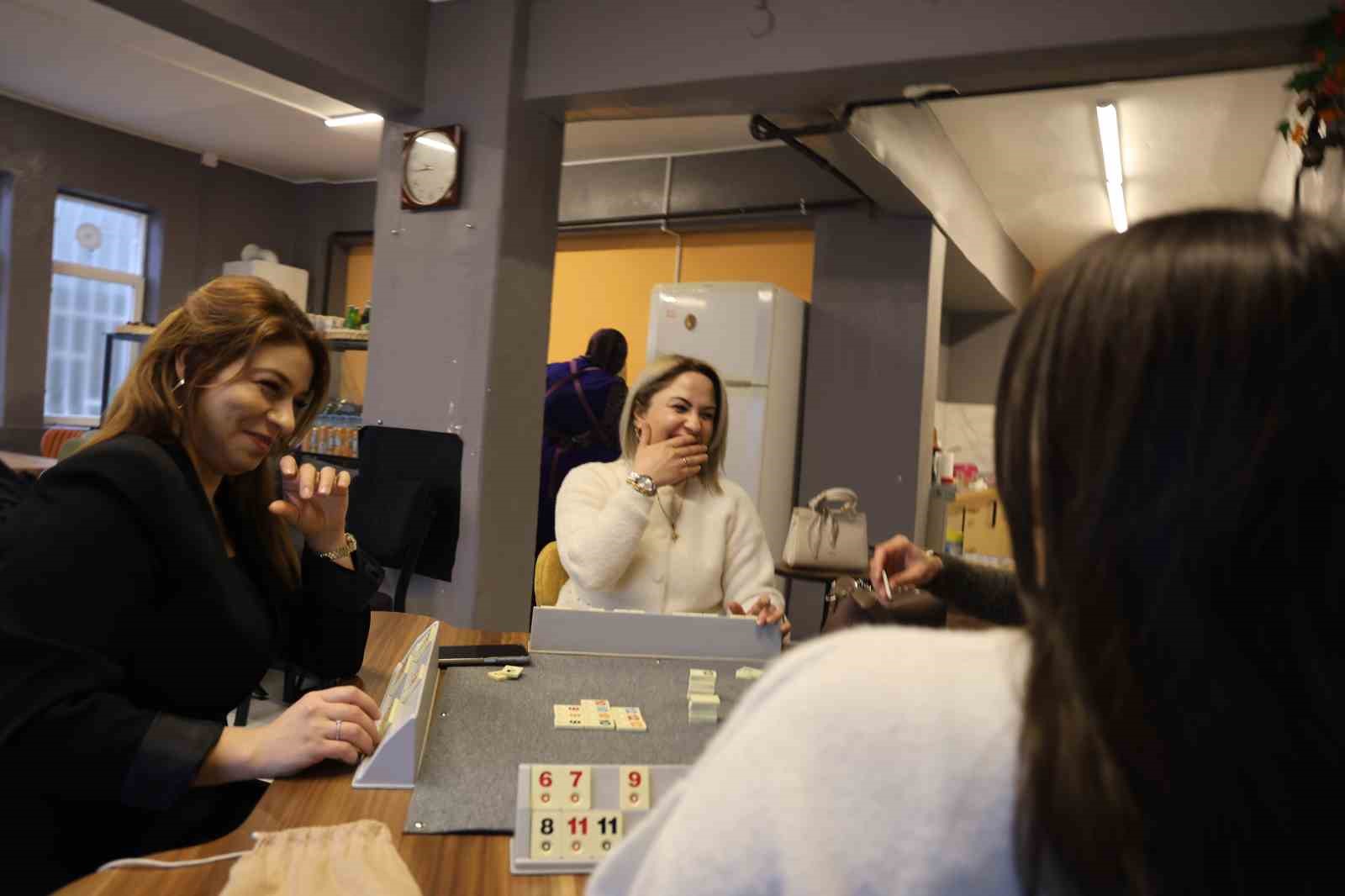 ev gunlerinden esinlenerek kadin kafeyi kurdu 1 lRHu4td7