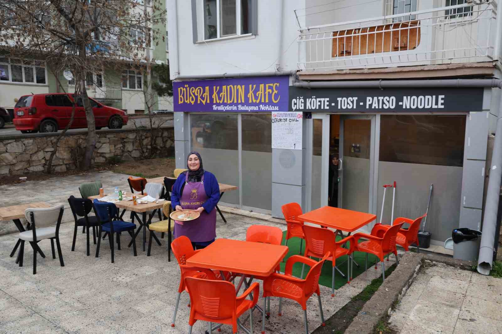 ev gunlerinden esinlenerek kadin kafeyi kurdu 5 FXRI4YN9