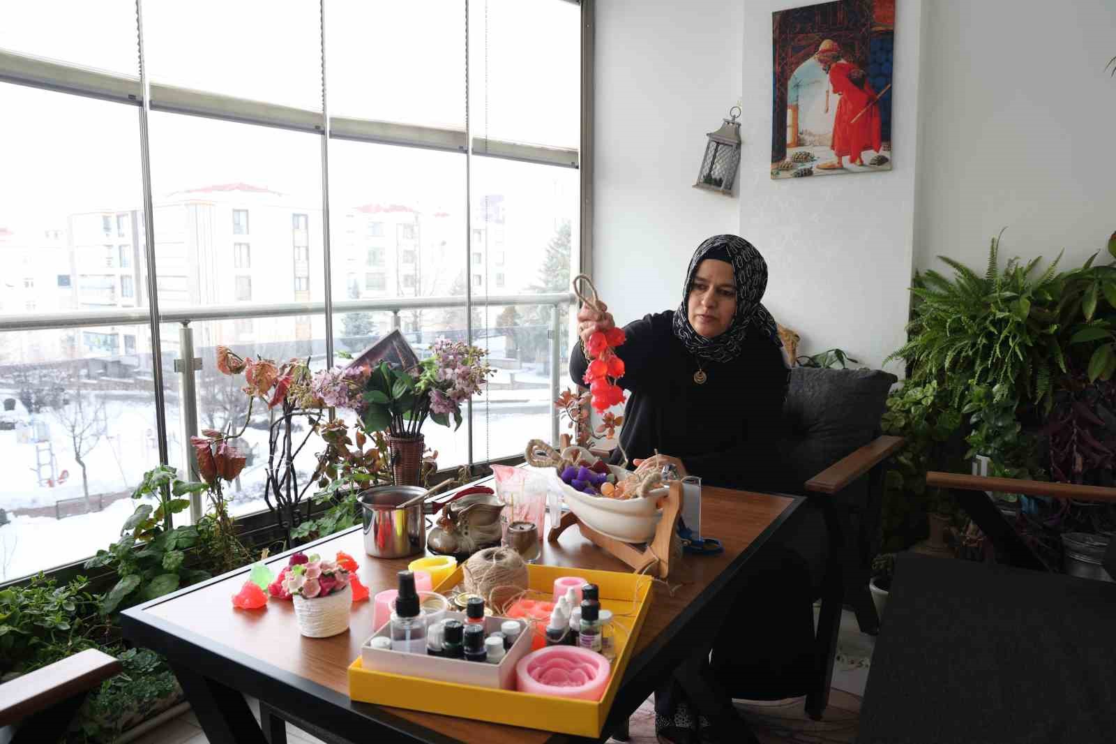 ev haniminin azmi 20 belge aldi ve 300 ogrenciye usta oldu 11 7mklH2Yy
