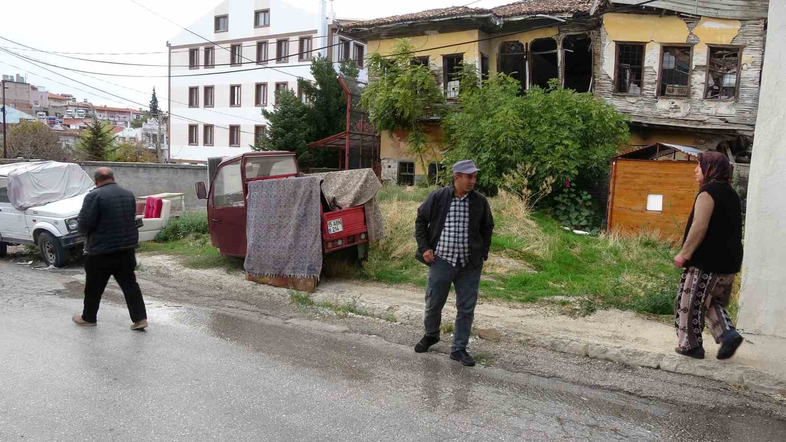 ev sahibiyle kiraci arasindaki cop bahce kavgasi bahcenin sinirlarini asti 0