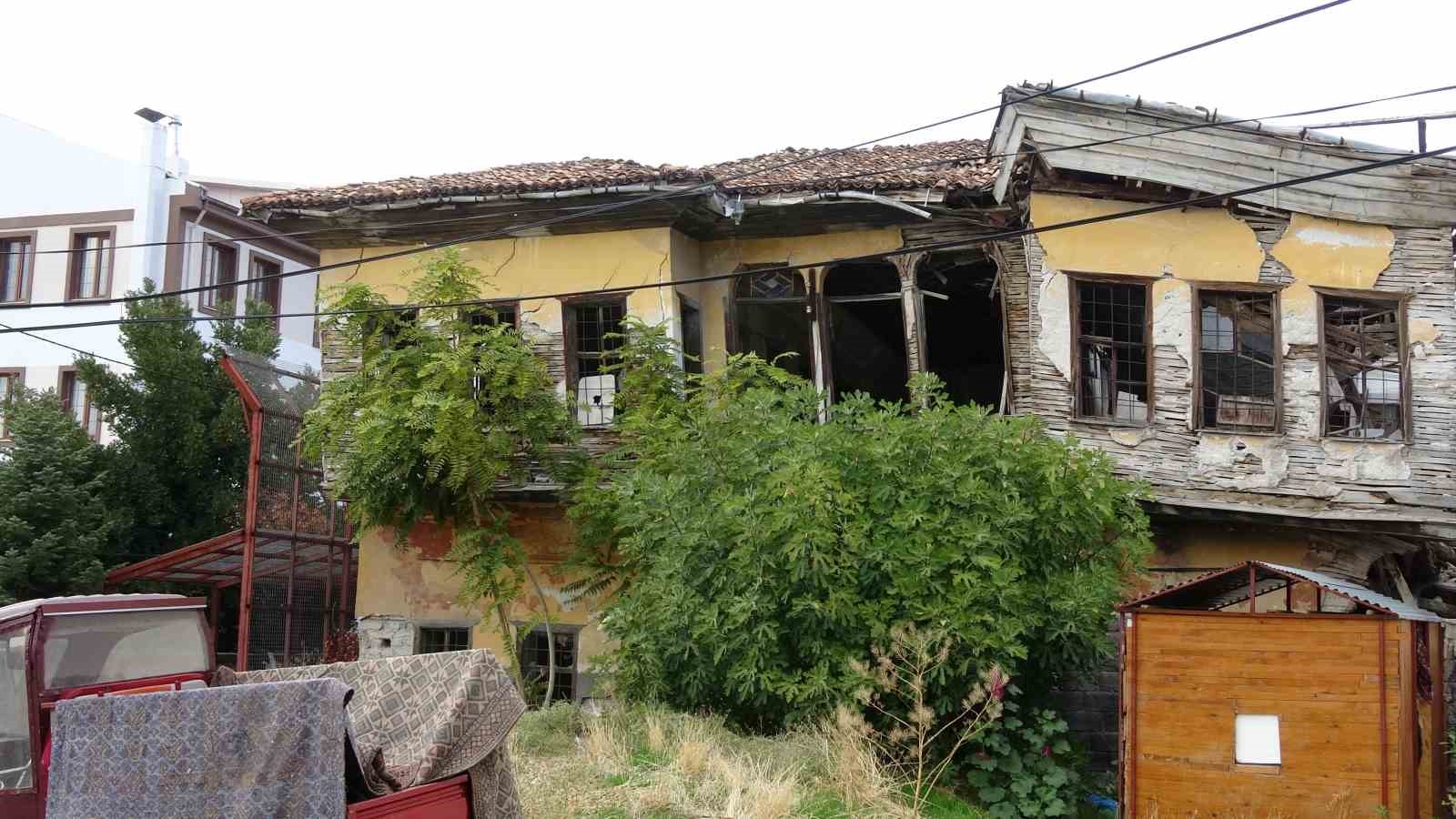 ev sahibiyle kiraci arasindaki cop bahce kavgasi bahcenin sinirlarini asti 7 riMs5ClY