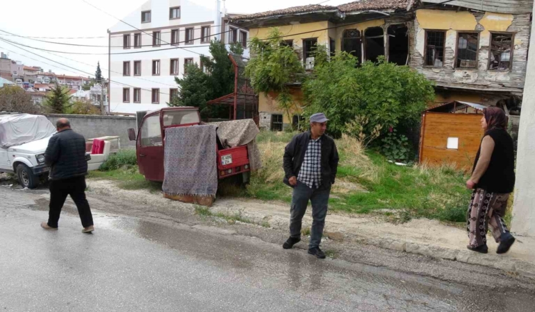 ev-sahibiyle-kiraci-arasindaki-cop-bahce-kavgasi-bahcenin-sinirlarini-asti-q117MXuU.jpg