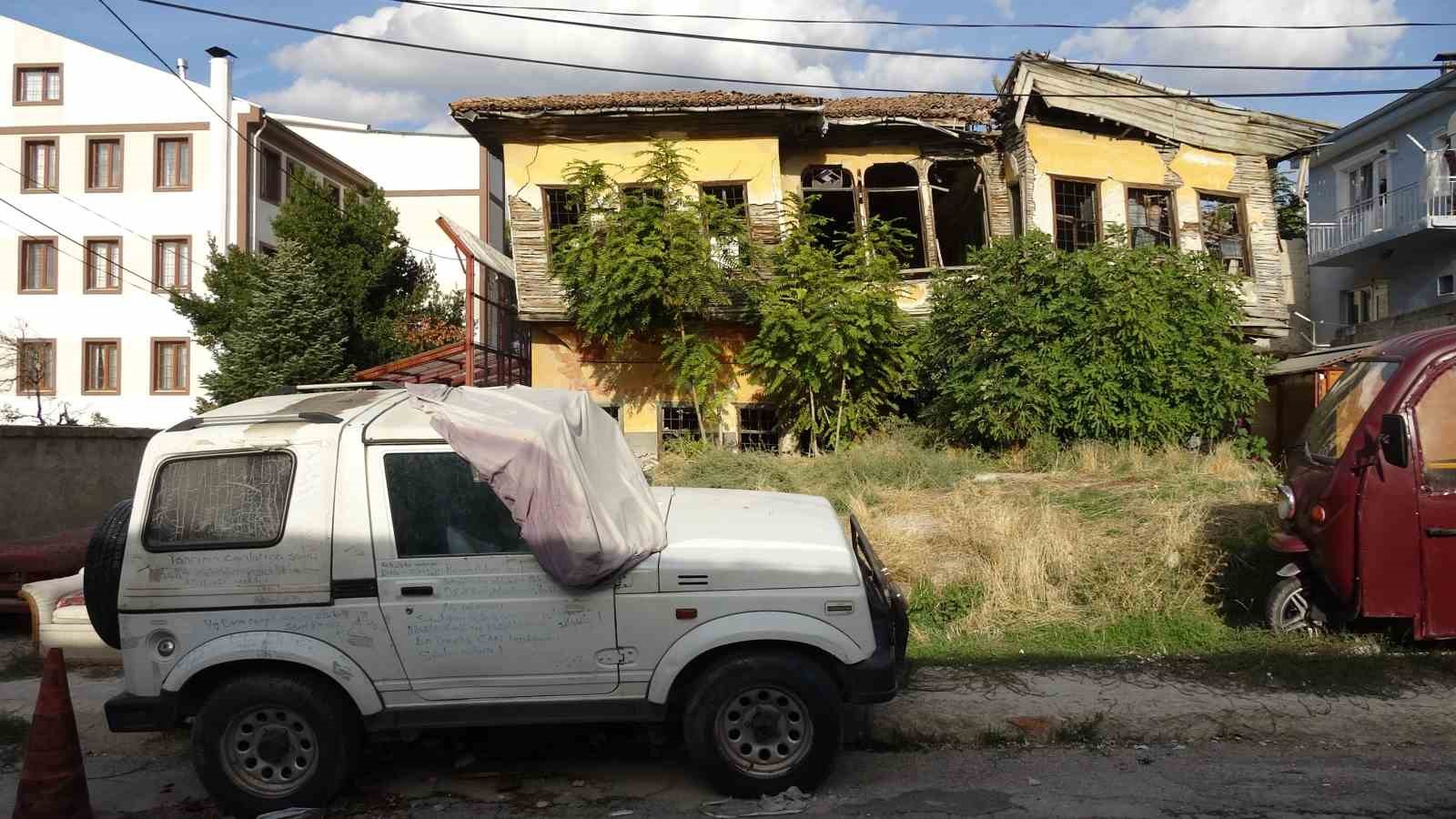ev sahibiyle kiracinin copluge donmus bahce kavgasi 7 AOlqCYEQ