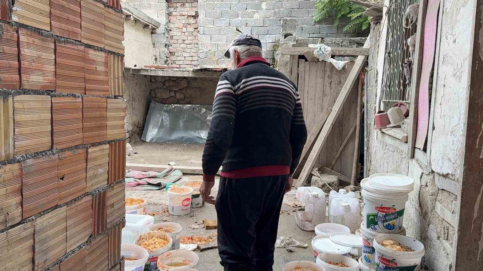 ev sahibiyle kiracinin copluge donmus bahce kavgasi 9 2JX43F2R