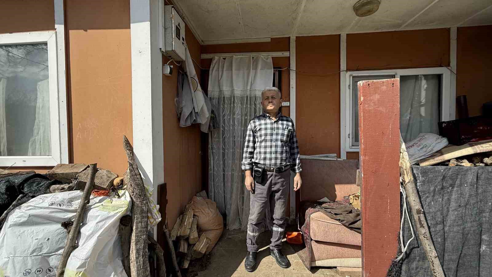 ev var yol yok 62 yasindaki adam 10 yildir tarladan yuruyor 2 js86MlaJ