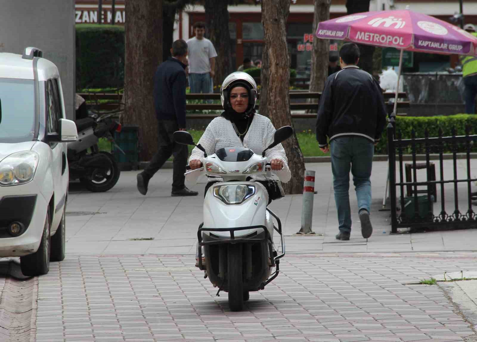 evde anne sokakta motokurye azmiyle ornek oluyor 0 lgXWdMEE