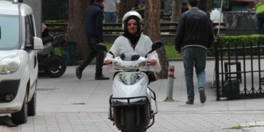 evde-anne-sokakta-motokurye-azmiyle-ornek-oluyor-s7HAs946.jpg