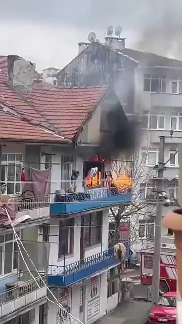 evde cikan yanginda elektrik kablolari patladi 1 EOvenG3J