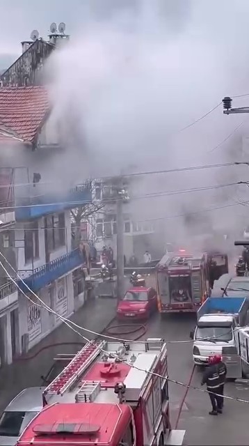 evde cikan yanginda elektrik kablolari patladi 2