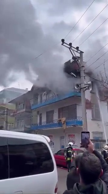 evde cikan yanginda elektrik kablolari patladi 3 CldSl6gp