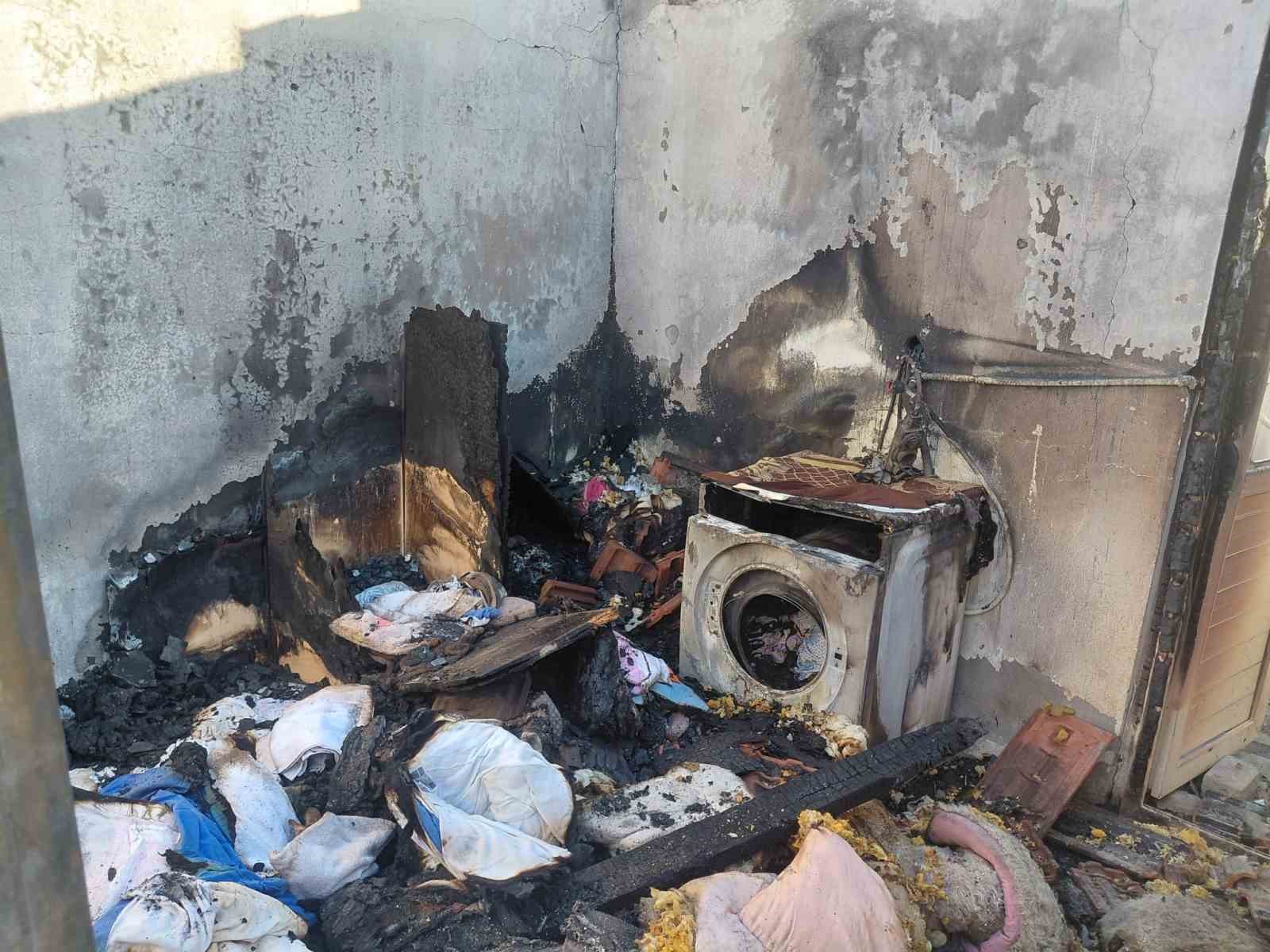 evde cikan yanginda hayatini kaybetti 20den fazla kedi de telef oldu 1 DZK6b7yj