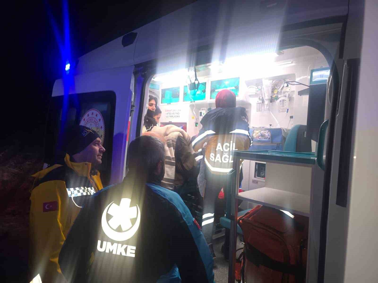 evde dogum yapan anne ve bebegi saatler suren calismanin ardindan kurtarildi 2 ltdF9LER