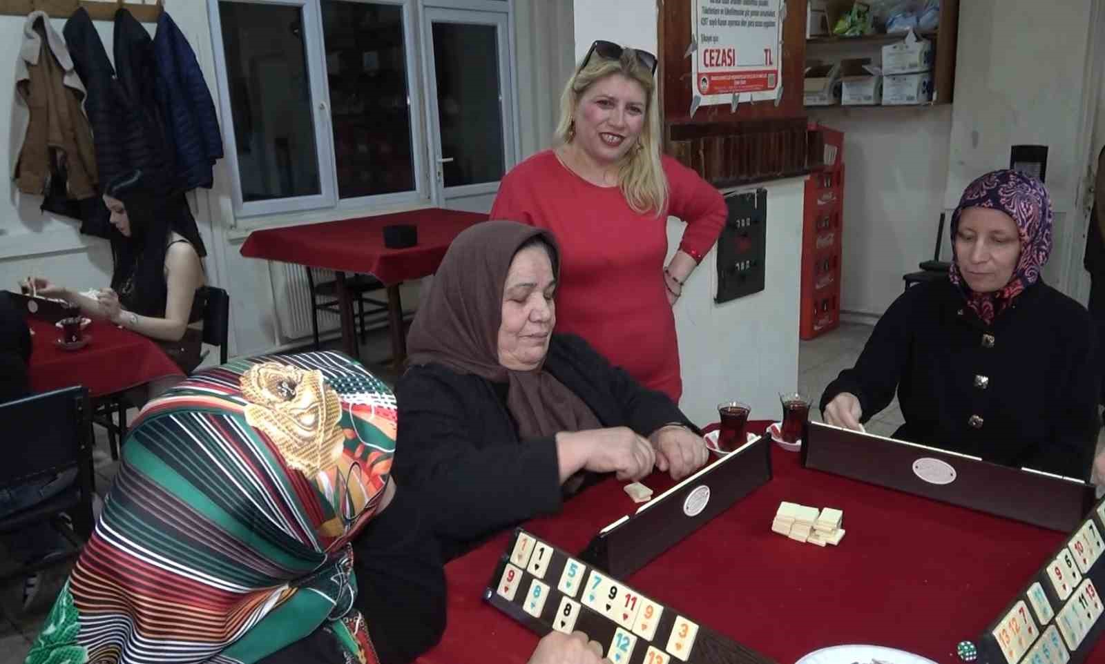 evde sikilan kadinlar kiraathaneye gelip masa oyunlariyla stres atiyor 1 iYBXYckp
