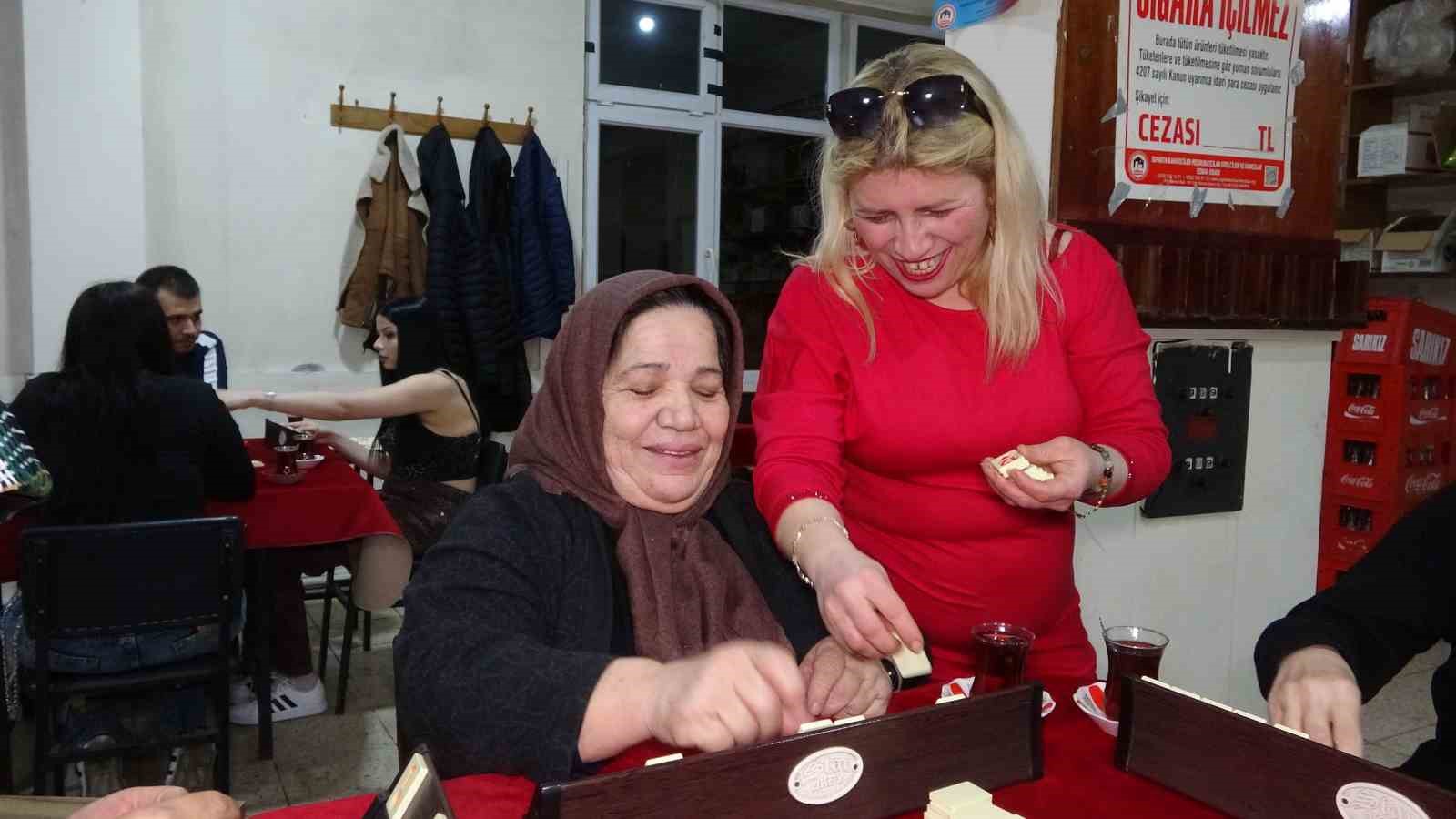evde sikilan kadinlar kiraathaneye gelip masa oyunlariyla stres atiyor 2 YalX6HaX