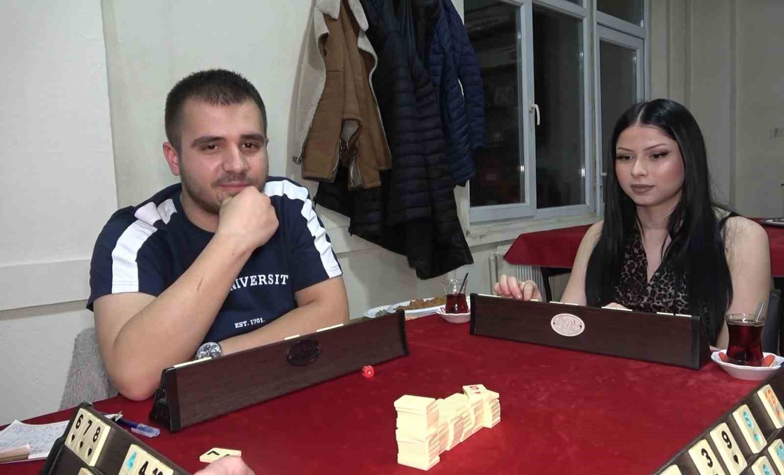 evde sikilan kadinlar kiraathaneye gelip masa oyunlariyla stres atiyor 3 PY9X8JAO