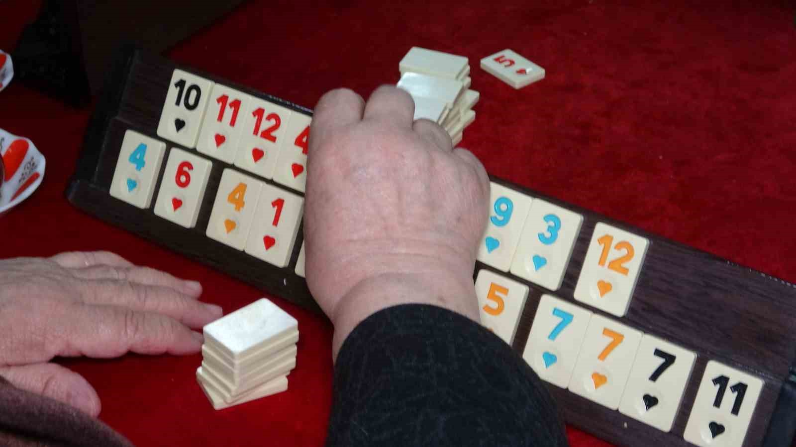 evde sikilan kadinlar kiraathaneye gelip masa oyunlariyla stres atiyor 4 RVGmeUkn