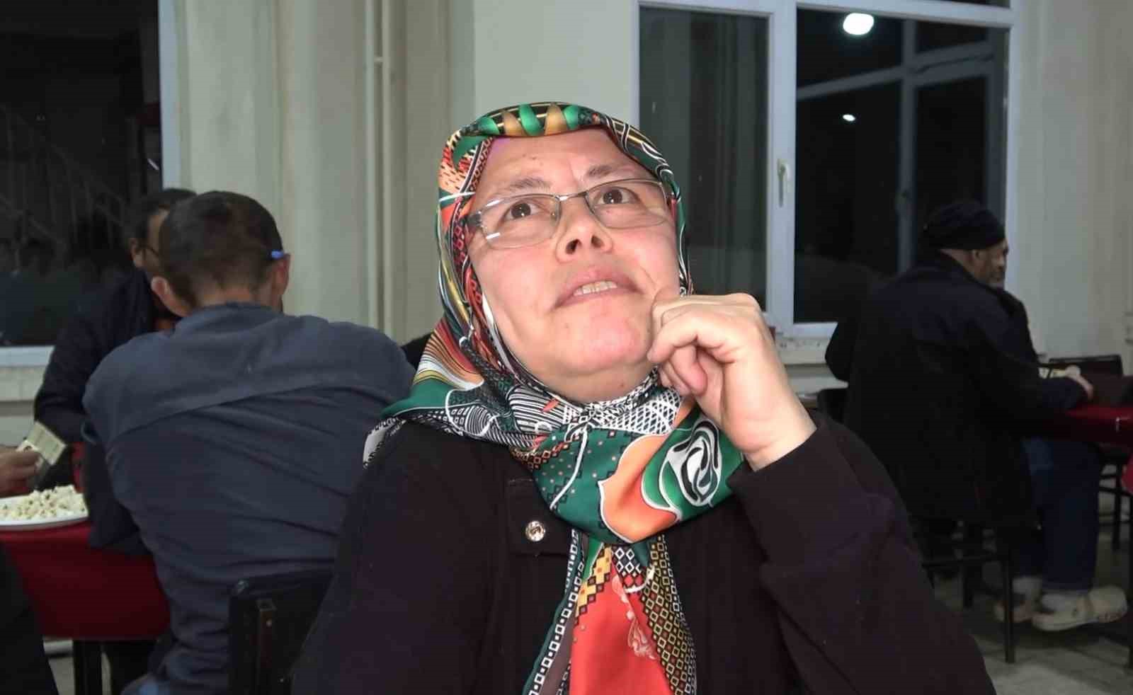 evde sikilan kadinlar kiraathaneye gelip masa oyunlariyla stres atiyor 5 QHf3TqUJ