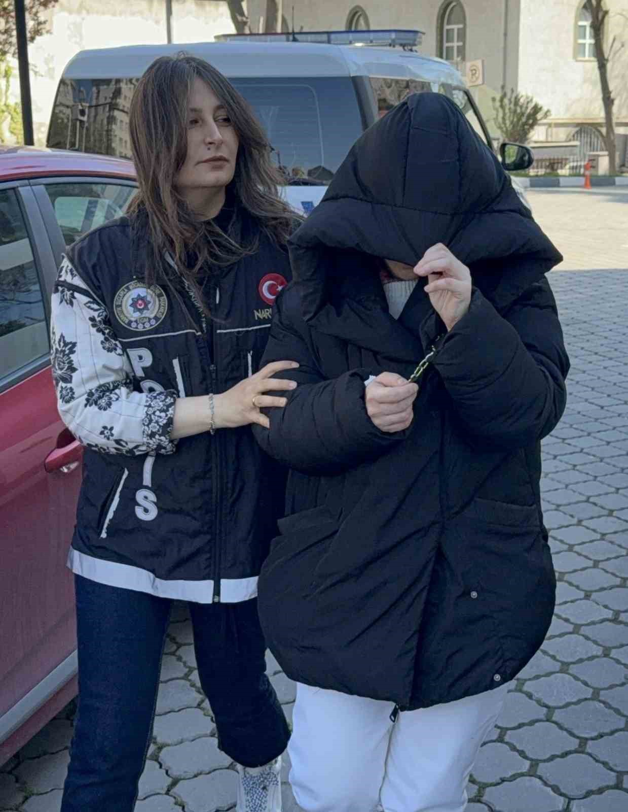 Evde uyuşturucuyla yakalanan kadın gözaltına alındı 5 evde uyusturucuyla yakalanan kadin gozaltina alindi 1