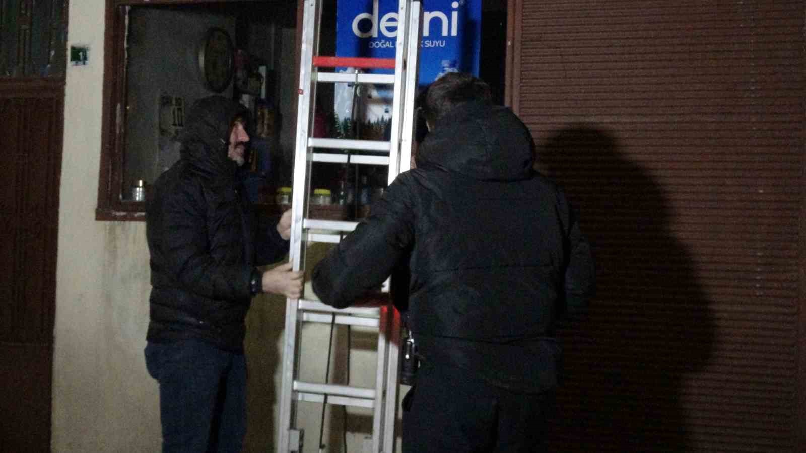 evde zorla tutuldugunu iddia eden kadini polis ve itfaiye kurtardi 2 YZIAbsm7