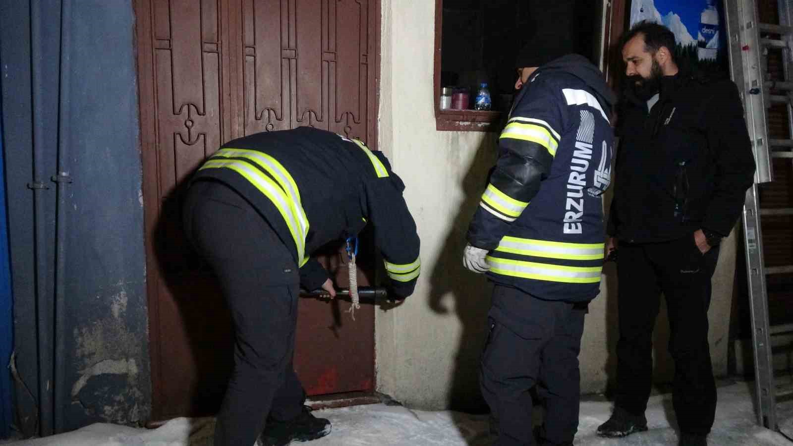evde zorla tutuldugunu iddia eden kadini polis ve itfaiye kurtardi 3 AaWeCcQf