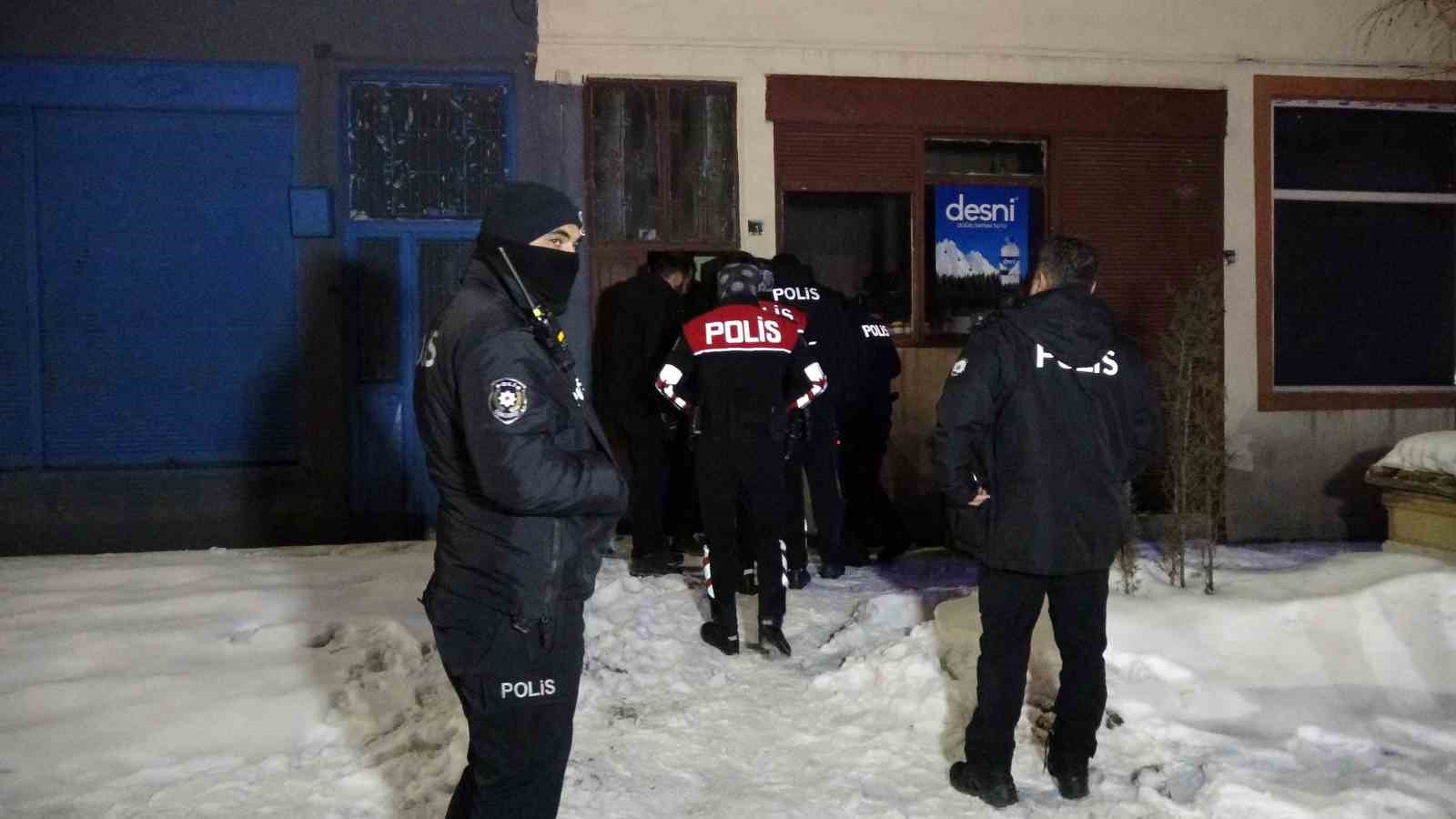 evde zorla tutuldugunu iddia eden kadini polis ve itfaiye kurtardi 4 LDIwhLh5