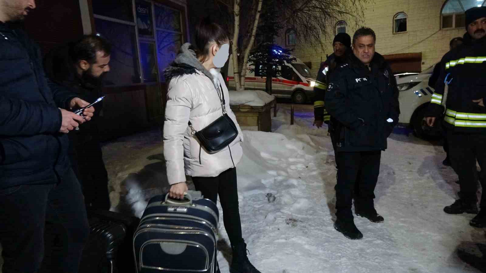 evde zorla tutuldugunu iddia eden kadini polis ve itfaiye kurtardi 5 mlujEanG